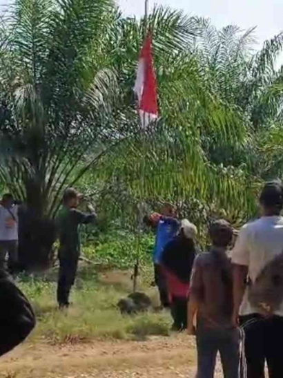 Lahan Enclave Perkebunan Sawit PT Letawa dilaksanakan Upacara Bendera oleh Petani Desa Lariang