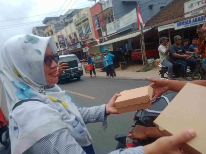 Gebyar Merdeka Ke-78 Tahun, Yunia Herawati Bersama PP dan KNPI Bagi Nasi Kotak Gratis