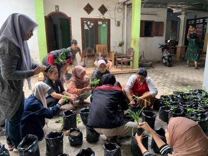 KKN Kolaborasi 2023; Kelompok 242 dan Warga Bintoro Gotong Royong Siapkan Tanaman Kebun Dapur