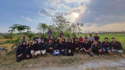 Kolaborasi Mahasiswa UB, BPP Kec. Babat, & Petani Desa Pucakwangi Untuk Membasmi Hama Ulat Grayak