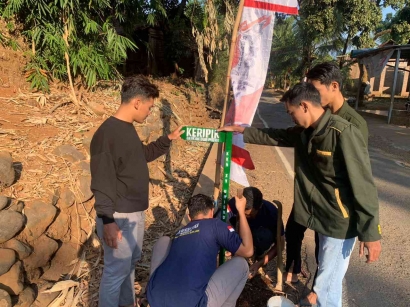 Dukung UMKM !, Mahasiswa KKN UNISNU Desa Jinggotan Fasilitasi Pemasangan Plang Penunjuk Arah