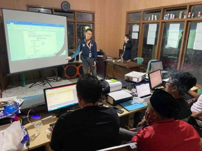 Mahasiswa MMD Universitas Brawijaya Berikan Pelatihan Microsoft bagi Aparat Desa Dadapan, Bondowoso