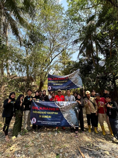 Keren! Mahasiswa KKN UMP 103 Samudra Kulon dan Warga Membersihkan Sampah di Sungai Tajum