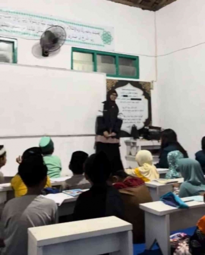 Pengajaran Dasar Vocabulary Bahasa Inggris di Madrasah Desa Sirangkang
