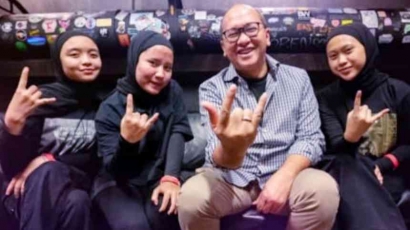 Wamen BUMN Rosan Roeslani Saksikan Aksi Panggung Band Voice of Baceprot