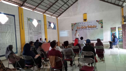 Tim PPK Ormawa DPM FEM IPB Berikan Penyuluhan Terkait Pembudidayaan Tanaman Hias Di Desa Benteng