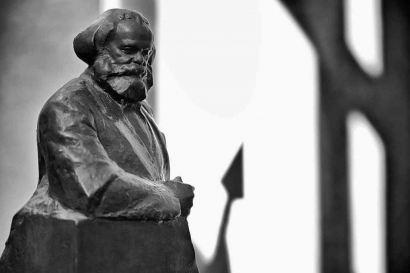 Teori Sosiologi Menurut Karl Marx: Pemahaman Mendalam tentang Materialisme Historis