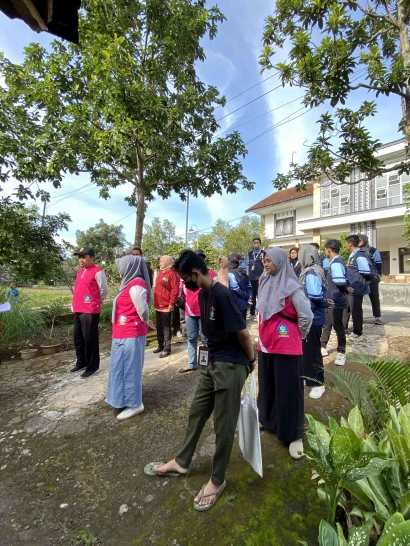 Basmi Sarang Penyakit, Mahasiswa KKN UIN Walisongo Lakukan Pemeriksaan Jentik Nyamuk