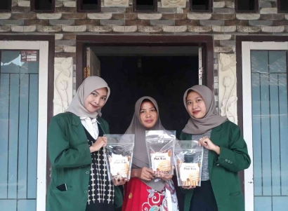 Mahasiswa KKN UIN Gusdur Pasarkan Kue Semprong dengan Inovasi Branding yang Menarik