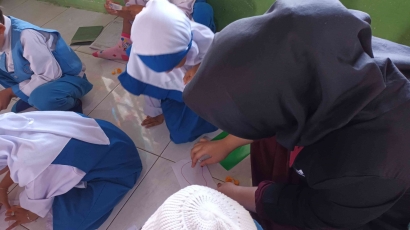 Pembuatan Kolase Menjadi Pembelajaran yang Menarik bagi Anak-anak TK Nurul Huda