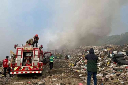 TPA Sarimukti Terbakar, Polusi Udara Ancam Warga, Kenapa Pembangkit Sampah di Bandung Terganjal?