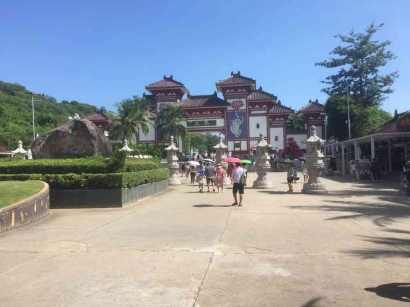 Bersimpuh di Kuku Kaki Dewi Kwan Im di Nanshan