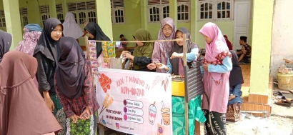 Manfaatkan Kunjungan Wali Santri Mahasiswa KKN-T Mandiri 31 Adakan Aspi-Bazar