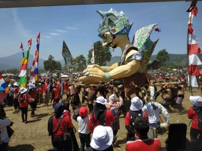Pemdes Wangunharja Gunakan MASKARA sebagai Podium Tim Penilai di Acara Karnaval Desa