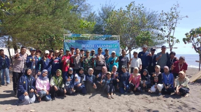 Beach Cleaning Up oleh KKN 146 bersama Masyarakat sebagai Gerakan Peduli Lingkungan