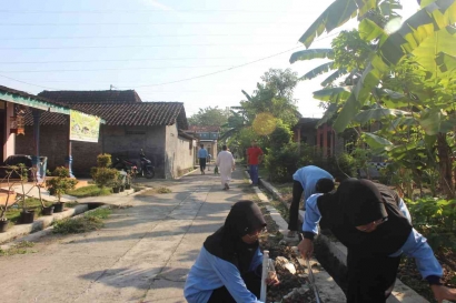 Wujudkan Lingkungan Bersih dan Sehat, Warga Kumpulsari Bersama Tim KKN posko 54 Gelar Resik Desa