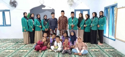 Tingkatkan Literasi Masyarakat Karanggayam Melalui Gerakan Pemberian Al-Quran Oleh Kelompok 125