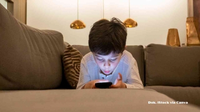Seperti Mengarungi Gelombang Digital, Kekhawatiran Orangtua atas Tingginya "Screen Time" Anak-Anak