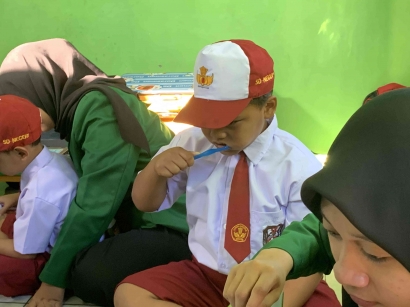 Kelompok KKN 22 IAIN Kediri Berikan Edukasi Gosok Gigi pada Siswa Sekolah Dasar