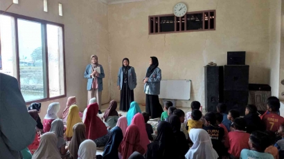 Menerapkan Program English Day untuk Anak-anak Sekitar Posko KKN di Kampung Sampang Desa Susukan