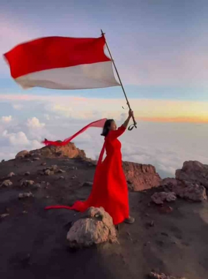 Menumbuhkan Jiwa Nasionalisme dengan Mengibarkan Bendera Merah Putih di Puncak Gunung