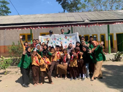 Mahasiswa KKN 113 Menyelenggarakan Perpisahan dengan Mewarnai Cap Tangan di MI Nurul Huda Bedali
