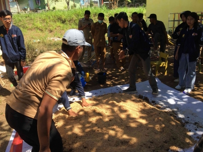 KKN UMD UNEJ Kelompok 16 Melakukan Testimoni Teh Cascara dan Pupuk Organik di Desa Curahpoh