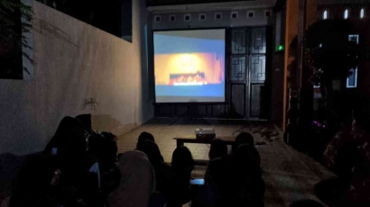 Mahasiswa KKN Posko 42 bersama Warga Desa  Ngampel Wetan Adakan Nonton Bareng Film Kesetaraan Gender