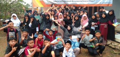 Antusiasiasi Anak-anak Dusun Cisitu Desa Citamiang Mengikuti Kegiatan Pojok Baca di Posko KKM Kel 15