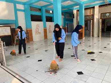 Peduli dan Berbagi Posko KKN 62 Melakukan Program Bersih Tempat Ibadah di Masjid Al-Muttaqin