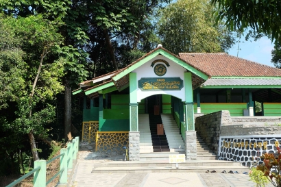 Mahasiswa KKN-T UPI Desa Cimeong Turut Serta Kembangkan Potensi Wisata Religi di Blok Cipager