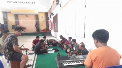 Lestarikan Budaya, Rutan Kelas I Surakarta Ajarkan Kesenian Musik Hadroh pada WBP