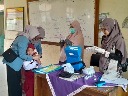 Lindungi Generasi Bangsa dari Kanker Serviks: Vaksinasi HPV Siswi MI Kelas V di Desa Genteng