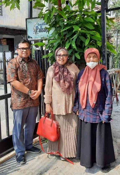 Tim Pengabdian Universitas Negeri Jakarta Beri Pelatihan Pewarnaan Batik Ramah Lingkungan