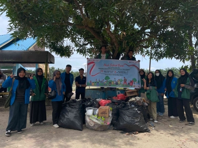 Aksi Tuntaskan Sampah Sobat Bumi Universitas Islam Riau dalam Perayaan Hari Kemerdekaan Indonesia