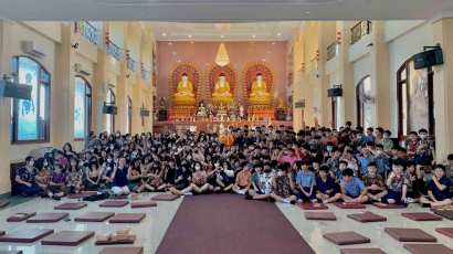 Biksu Nyana Maitri Mahasthavira Saat Bina Iman SMP Xaverius 1 Palembang