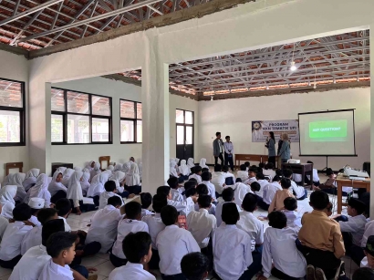 Mahasiswa KKN UPI Ajak Siswa SMP Menyemai Bersama dan Bangun Greenhouse di Desa Legokhuni