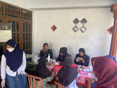 Kolaborasi Mahasiswa KKN UNISA Yogyakarta dalam Posyandu Rutin Padukuhan Bojong