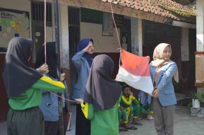 Mahasiswa KKN UPI Membantu Melatih Upacara Bendera Secara Rutin di MIS Nurul Hasanah