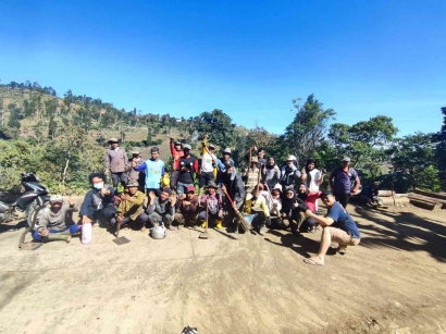 Giat Peduli Lingkungan bersama Mahasiswa KKN UPI Upaya menumbuhkan Kesadaran Masyarakat Desa Cigadog
