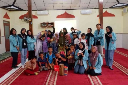 Tim KKN FKIP 21 UNS Bekali Literasi Aksara Jawa Anak-Anak Tempurejo dengan Media Gaming Uno Stacko