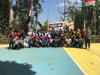Mahasiswa KKN UPI Menyelenggarakan Turnamen Voli "Mekar Cup" bersama Masyarakat di Desa Sadangmekar