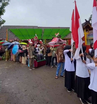 Propaganda Cegah Stunting dalam Arak-arakan di Desa Neglasari Kabupaten Tasikmalaya