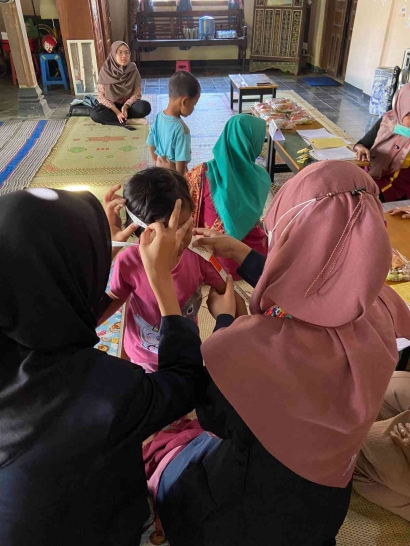 Mahasiswi KKN MBKM UNISA Membantu dalam Kegiatan Rutin Bulanan di Posyandu Melati Sembuhan Kidul