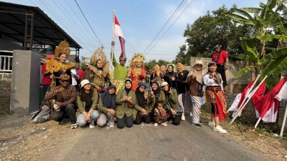 Keseruan Mahasiswa UPN "Veteran" Jawa Timur Mengikuti Karnaval HUT RI Ke-78 di Desa Sidoharjo