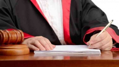 Pengaruh Netizen terhadap Kemandirian Hakim dalam Memutuskan Perkara