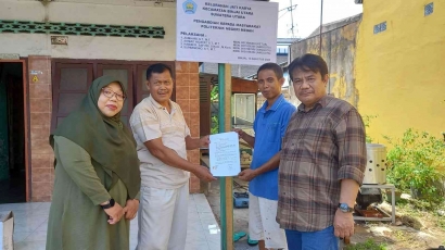 Bapak Heriyanto Mendapat Bantuan Mesin Pencabut Bulu Ayam dari Tim Pengabdian Politeknik Negeri Medan