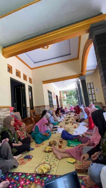 Kelas Kewirausahaan KKN 17 UNISA Yogyakarta Manfaatkan Limbah Kelapa Sebagai Pot