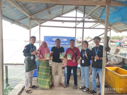 Camat Pulau Banyak bersama Tim PPKO BEM FPIK Olah Ikan "Limbah" Menjadi Produk yang Bernilai