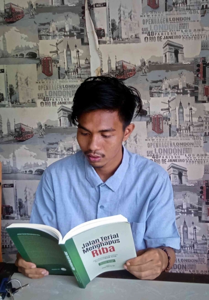 Resensi dari sebuah buku "Jalan Terjal Menghapus Riba" Advokasi Jurnalis dalam Konversi Bank Aceh